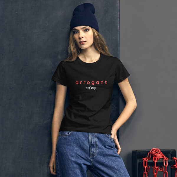 “arrogant and sexy” Kurzärmeliges T-Shirt für Damen